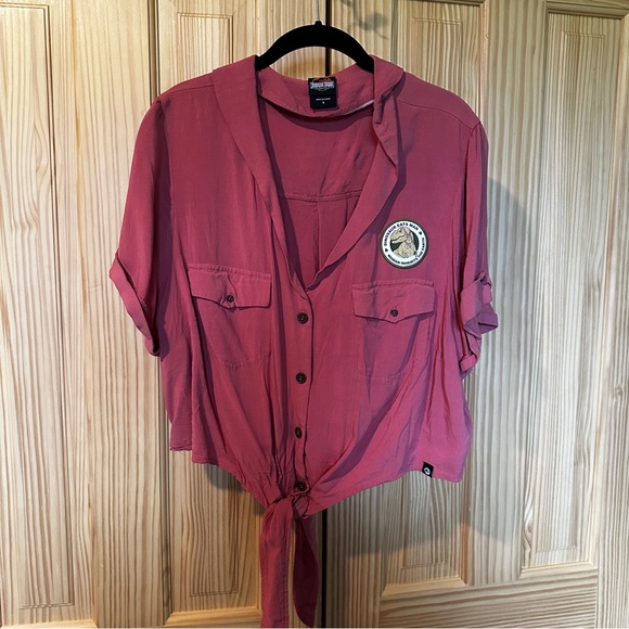 Jurassic Park Ellie Tie-Front Crop Woven Button-Up Plus Size (3X | Pink) - Picture 6 of 14